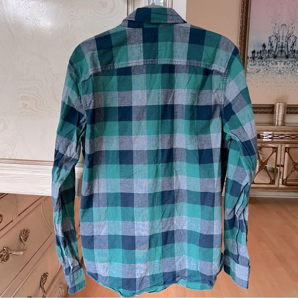 Hollister Plaid Poplin Long Sleeve Button Down Shirt - Picture 10 of 14
